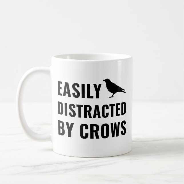 Leicht von Krähen abgelenkt, Crow Lover Kaffeetasse (Links)