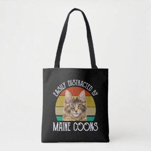 Leicht von Maine-Coons abgelenkt