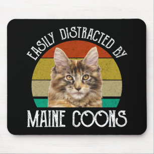 Leicht von Maine-Coons abgelenkt Mousepad