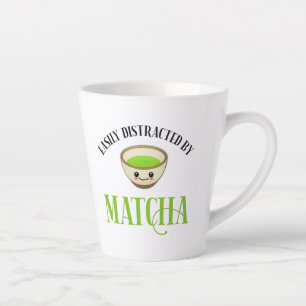 Leicht von Matcha abgelenkt Milchtasse