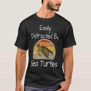 Leicht von Meeresschildkröten abgelenkt Schildkröt T-Shirt