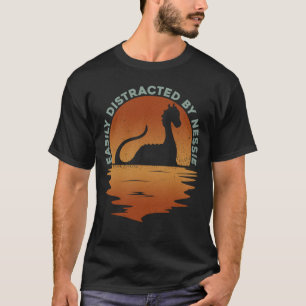 Leicht von Nessie entfernt - Nessie Loch Ness T-Shirt