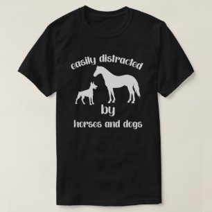 Leicht von Pferden und Hunden abgelenkt T-Shirt