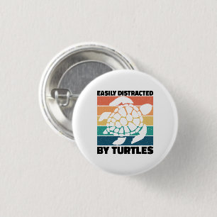 Leicht von Schildkröten abgelenkt Funny Amphibian Button