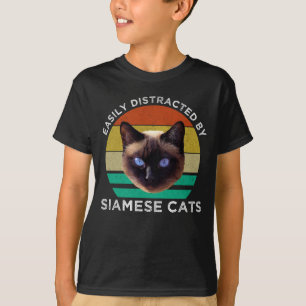 Leicht von siamesischen Katzen abgelenkt T-Shirt