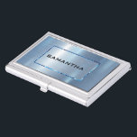 Leichtblaue Metallic-Textur aus rostfreiem Stahl Visitenkarten Dose<br><div class="desc">Eleganter glänzender,  glänzender metallisch blauer Texturdruck,  rostfreier Stahl mit blauen Akzenten,  Visitenkartenvorlage. Anpassbare Typografie in Schwarz und Blau.</div>