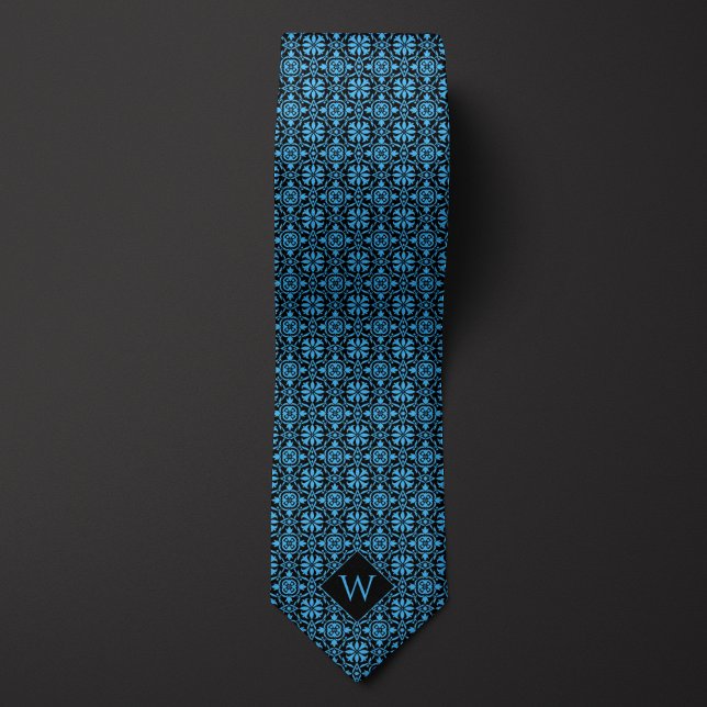 Leichte blaue und schwarze Arabeske-Monogramm Krawatte (Von Creator hochgeladen)