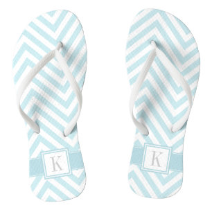 Leichte blaue und weiße Chevronen mit Monogramm Flip Flops