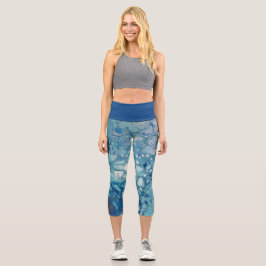 Leichte Blüte, Weiß und Grau Capri Leggings