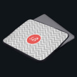 Leichte graue Zickzack Muster Textur Monogramm Laptopschutzhülle<br><div class="desc">Elegantes, hellgraues und weißes Retro-Zickzack geometrisches nahtloses Muster mit Leinenstruktur und anpassbarem, optionalem Monogramm. Touch orange-rot.</div>