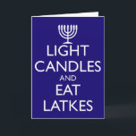 LEICHTE KANDER UND ESSEN LETTEN FEIERTAGSKARTE<br><div class="desc">Zu Halloween Spaß. LEICHTE KANDER UND ESSEN LATKES mit einer Menorah. Design basiert auf dem britischen Moralposter "Keep Calm and Carry On" aus dem Jahr 1939.</div>