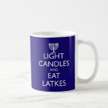 LEICHTE KANDER UND ESSEN LETTEN KAFFEETASSE<br><div class="desc">Spaß für Chanukah. LEICHTE KANDER UND ESSEN LATKES mit einer Menorah. Design basierend auf der britischen Moral von 1939.</div>