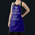 LEICHTE KANDER UND ESSEN LETTEN SCHÜRZE<br><div class="desc">Spaß für Chanukah. LEICHTE KANDER UND ESSEN LATKES mit einer Menorah. Design basierend auf der britischen Moral von 1939.</div>