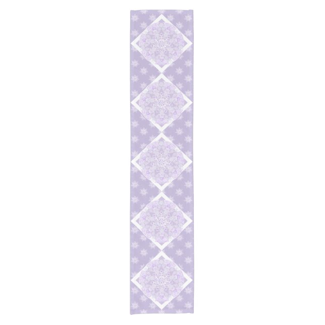 leichte lila Schneeflocke & glitzerndes Herz Kurzer Tischläufer (Vorderseite)