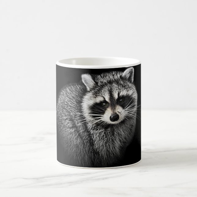 Leichte Racoon-Tasse. Auf Schwarzem Kaffeetasse (Mittel)