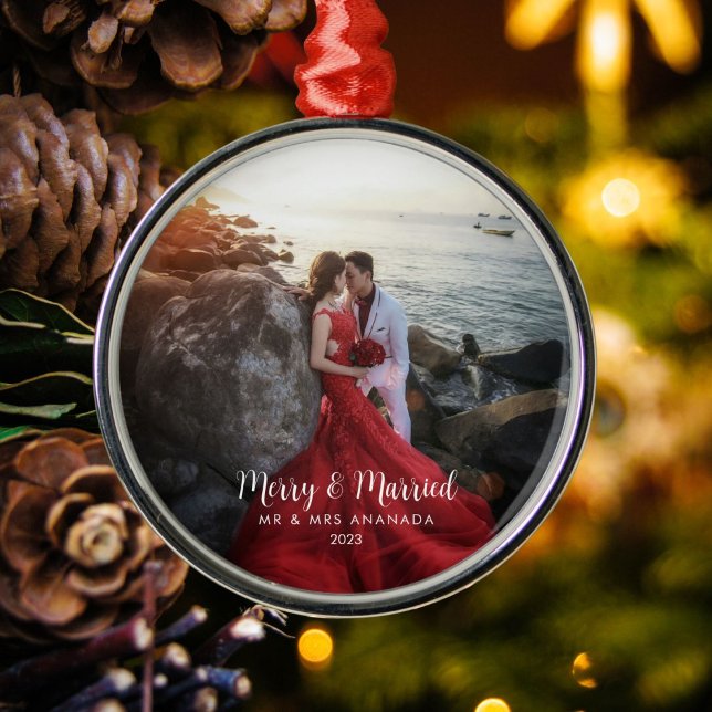 Leichte und Verheiratete zeitlose und klassische N Ornament Aus Metall (Available in multiple types of ornaments. Customize with your picture, names and date.)