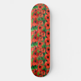 Leidenschaftliche rote Mohnblumen und grünes Laub Skateboard