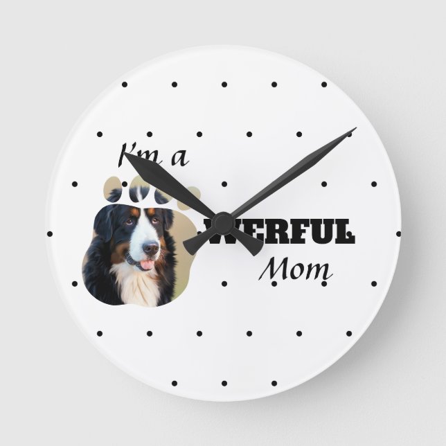 Leistungsstarke Cat/Hund-Mama-Textpaws fügen dem F Runde Wanduhr (Vorderseite)