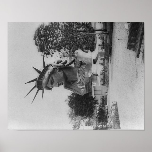 Leiter der Freiheitsstatue im Pariser Park Poster (Vorne)