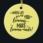 Lemma (Lemonade) Mathematics Linguistics Spaß Keramikornament<br><div class="desc">"Wenn das Leben dir Lemas gibt... Mach lemma-nade!" Dieser lustige Satz ist ein Wortgefecht in der sprichwörtlichen Phrase "Wenn das Leben dir Zitronen gibt,  mach Limonade." Die Wörter erscheinen in der schwarzen Typografie,  in einer Kombination aus gedruckten Schriftart und Skriptbürsten (Pinselstrich). Ein großartiges Geschenk für Mathematiker oder Linguisten!</div>