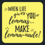 Lemma (Lemonade) Mathematics Linguistics Spaß Quadratischer Aufkleber<br><div class="desc">"Wenn das Leben dir Lemas gibt... Mach lemma-nade!" Dieser lustige Satz ist ein Wortgefecht in der sprichwörtlichen Phrase "Wenn das Leben dir Zitronen gibt, mach Limonade." Die Wörter erscheinen in der schwarzen Typografie, in einer Kombination aus gedruckten Schriftart und Skriptbürsten (Pinselstrich). Ein großartiges Geschenk für Mathematiker oder Linguisten!</div>