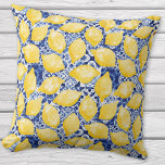 Lemon Citrus Mittelmeer Blaues Fliesenmuster Kissen<br><div class="desc">Hübsche gelbe Zitronen aus Aquarell auf einem indigoblau-weißen Fliesenmuster. Frisch und sommerlich,  um Ihre Zuhause zu erhellen. Originelle Kunst von Nic Squirrell.</div>