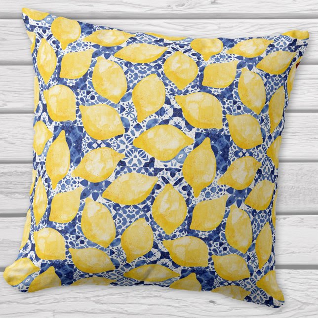 Lemon Citrus Mittelmeer Blaues Fliesenmuster Kissen (Lemon and blue tile pattern Mediterranean citrus throw pillow)