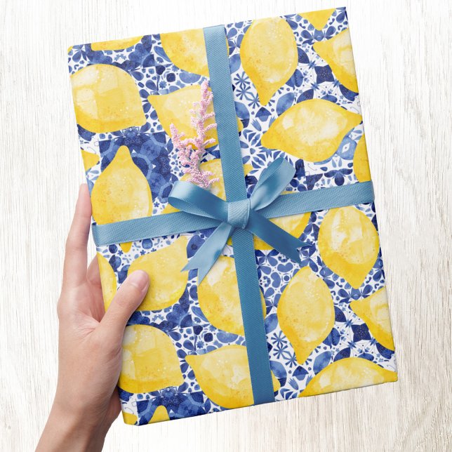 Lemon Citrus Watercolor Blue Mediterranean Tile Geschenkpapier (Watercolor lemons on a blue and white Mediterranean tile background patterned gift wrap paper roll)