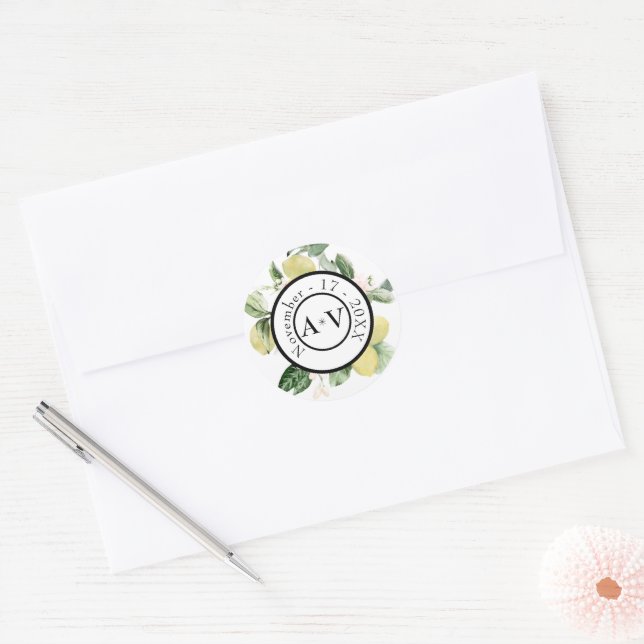Lemon Garden Floral Monogram White Wedding Runder Aufkleber (Umschlag)