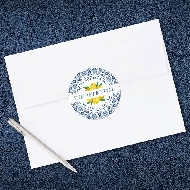 Lemon Italian Blue Tile Wedding Rücksendeadresse Runder Aufkleber (Elegant round Mediterranean lemon wedding address labels)
