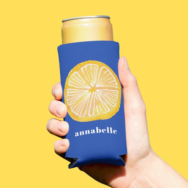 Lemon Slice Vorname Selters Dosenkühler (Citrus Lemon summer can cooler with custom name or choice of text. Blue background.)