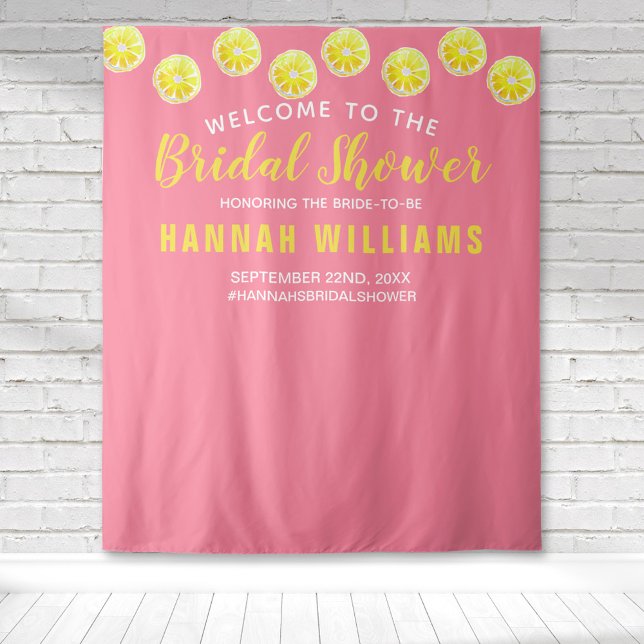 Lemon Watercolor Pink Brautparty Willkommen Wandteppich (Lemon slices for a bridal shower welcome tapestry with a pink background that is perfect for photos.)