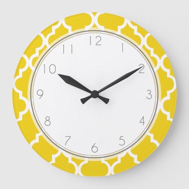 Lemon Yellow Quatrefoil Pattern Große Wanduhr (Vorderseite)