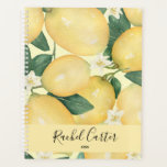 Lemons Greenery Personalisiert Planer<br><div class="desc">Elegante Aquarellmalerei von Zitronen und Grünpflanzen werden mit weißen Zitrusblüten und personalisierten Details in schicken Schriften auf der Vorderseite betont. Der Planer beinhaltet monatliche und wöchentliche Layouts,  12 Monate,  60 Seiten mit laminierten Soft Cover vorne und hinten. PAKETE IN unserem Geschäft.</div>