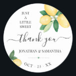Lemons Wedding Brautparty Vielen Dank Runder Aufkleber<br><div class="desc">Fügen Sie dem Design Namen und Datum hinzu. Für weitere Anpassungen (Schriftart, Stil des Schriftartes, Entfernen oder Verschieben von Elementen), klicken Sie auf Personalisieren, scrollen Sie nach unten und klicken Sie auf den Link "Klicken Sie, um weiter anzupassen". ** Bitte lesen Sie die vollständige Auflistung für die passende Einladung, Brautparty-Spiele,...</div>