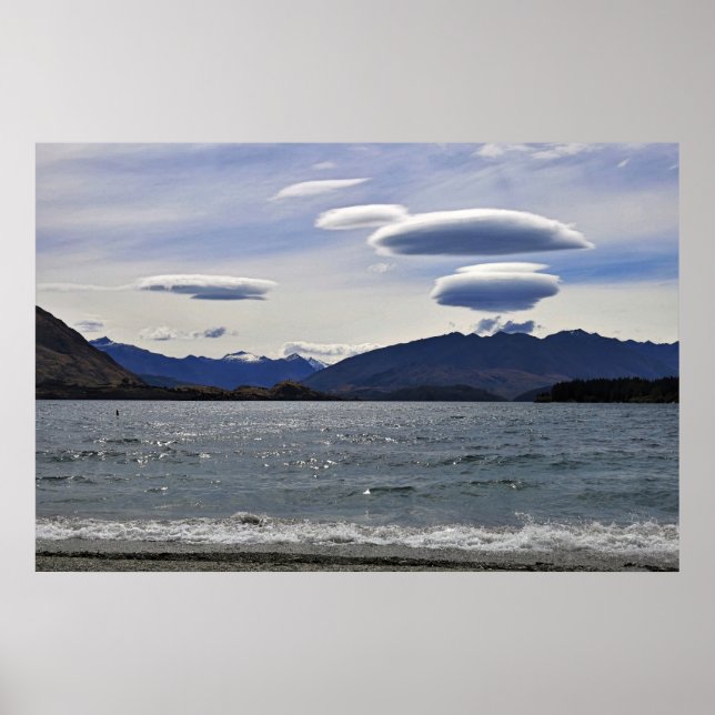 Lenicular Clouds Over Lake Wanaka Poster (Vorne)
