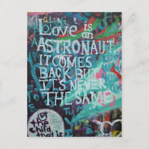 Lennon Wall: Liebe ist wie ein Astronaut-Graffiti Postkarte