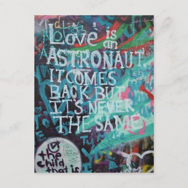 Lennon Wall: Liebe ist wie ein Astronaut-Graffiti Postkarte (Vorderseite)