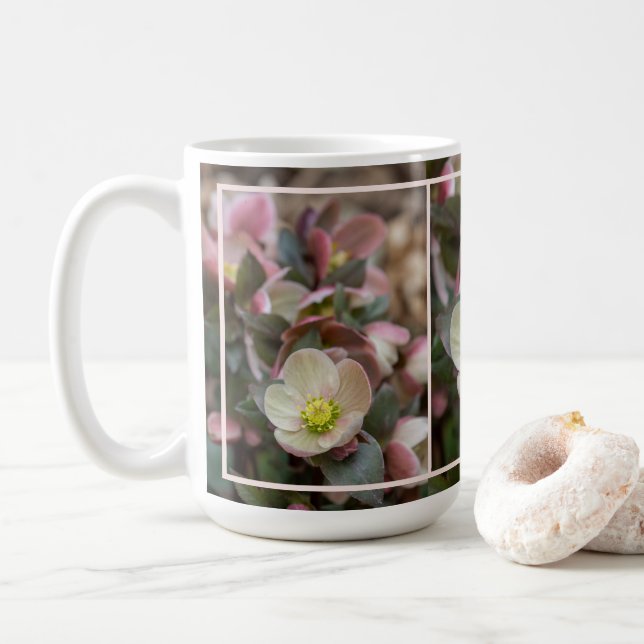 Lenten Rose Nah Kaffeetasse (Mit Donut)