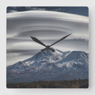 LENTICULAR ABOVE MOUNT SHASTA QUADRATISCHE WANDUHR