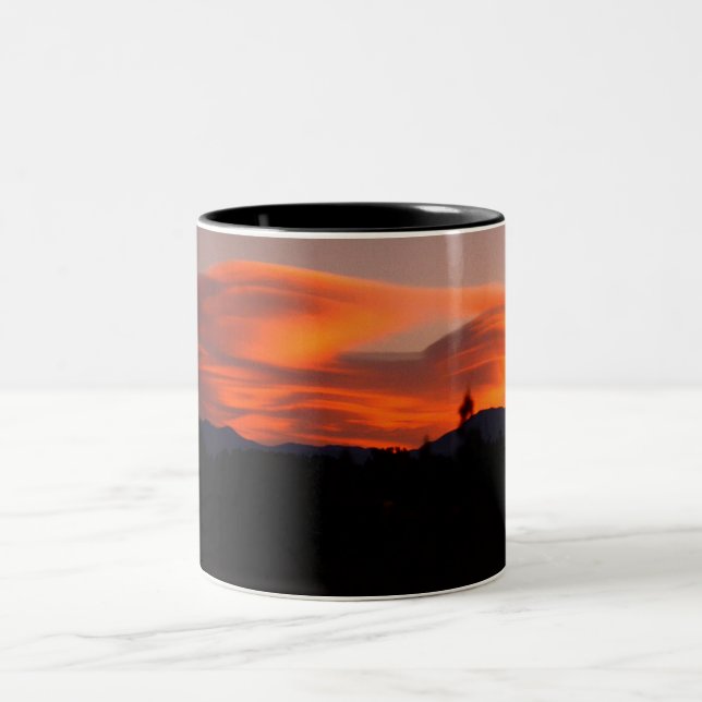 Lentikulare Wolken am Sonnenaufgang über Santa Fe Zweifarbige Tasse (Mittel)