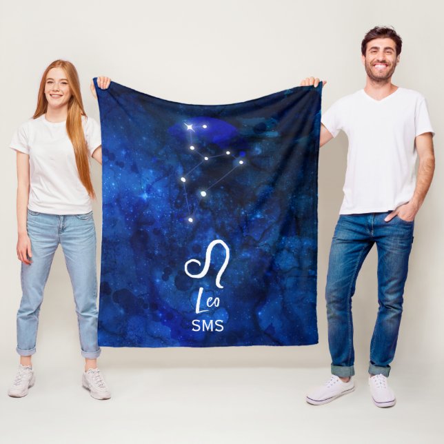 Leo Zodiac Constellation Dark Blue Galaxy Monogram Fleecedecke (Beispiel)