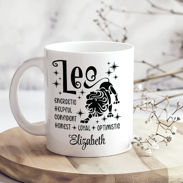 Leo Zodiac Horoscope Individuelle Name Kaffeetasse (Leo Zodiac Horoscope Custom Name Coffee Mug on a sunny boho wooden kitchen table with tiny flowers.)