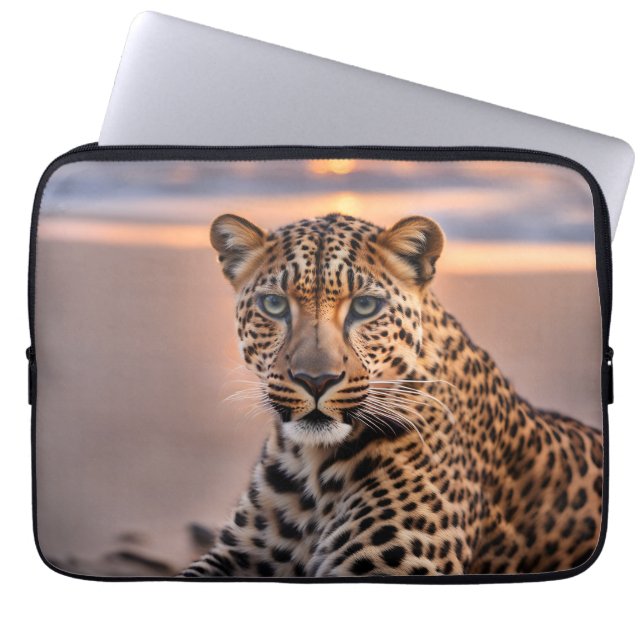 Leopard am Strand Laptopschutzhülle (Vorderseite)