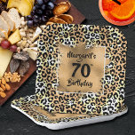 Leopard Animal Print Birthday Pappteller<br><div class="desc">Das elegante Design der goldenen Imitate über ein stilvolles leopardenes Druckmuster und JEDES ALTER Geburtstag auf diesen eleganten quadratischen Tellern. PASSEN Sie Einladungen und mehr Artikel in unserem Shop.</div>