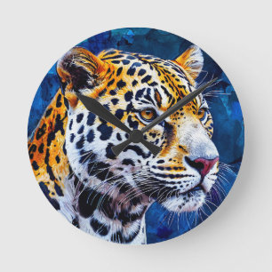 Leopard auf blauem Hintergrund Runde Wanduhr