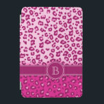 Leopard-Aufdruck rosa Monogramm-Umschlag iPad Mini Hülle<br><div class="desc">Ein einzigartiger Leopardruckskoffer in hellrosa und kontrastierenden hellrosa Farbtönen. Ein perfektes Geschenk für ein Teenager oder eine modische Frau. Personalisieren Sie diesen Artikel mit der ersten Ihrer Wahl. Dieses Beispiel lautet: B. Dieser ursprüngliche Fall wurde von Sarah Trett entworfen.</div>