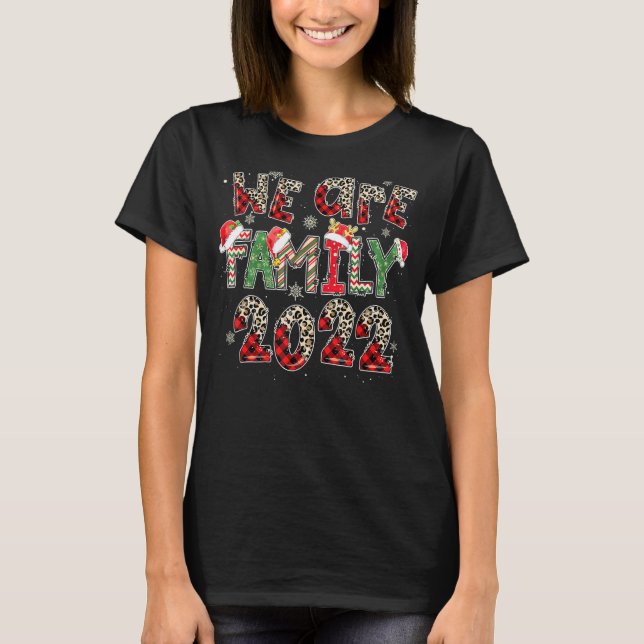 Leopard Buffalo Plaid Christmas We Are Family 2022 T-Shirt (Vorderseite)