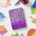 Leopard drucken lila schwarze Monografie iPad Pro Cover<br><div class="desc">Ein einzigartiges Mono-Cover im Leopardenformat in lila und kontrastreichen schwarzen Farbtönen. Ein perfektes Geschenk für ein Teenager-Mädchen. Personalisieren Sie diesen Artikel mit der ersten Ihrer Wahl. Dieses Beispiel lautet: G. Dieses Original wird von Sarah Trett für www.mylittleeden.com auf Zazzle entworfen.</div>