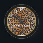 Leopard-Druckschwarzes Goldpersonalisierte Runde Wanduhr<br><div class="desc">Leopard-Druckschwarzes Goldpersonalisierte Wand-Uhr. Fertigen Sie mit jedem möglichem Text besonders an.</div>